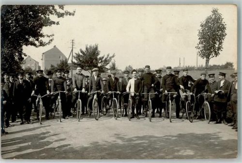 Meuselwitz Foto AK Gruppenaufnahme Radrennen Ort handschriftlich