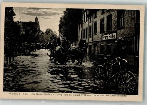 Weida Hochwasserkatastrophe Weida 1924 Von der Auma überflutete Geraer Straße Radfahrer Pferdefuhrwek