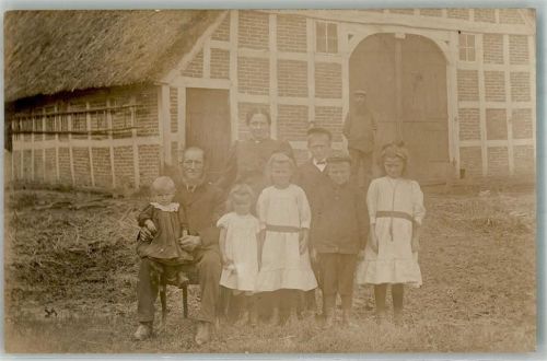 21734 W2161 Wischhafen Privatfoto AK Bauernof Scheune Reetdach Bauernfamilie Ort handschriftlich