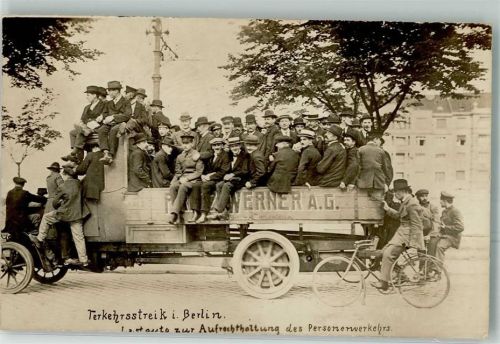 W1000 Berlin Mitte Arbeiterbewegung Verkehrsstreik LKW zur Aufrechterhaltung des Personenverkehrs Fahrrad Weimarer Republik 1920 Foto AK