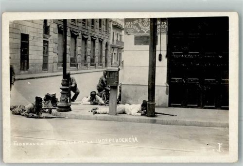 Mexiko um 1916 Straßenkampf , Soldaten mit Gewehren liegen auf der Straße Revolution Foto AK