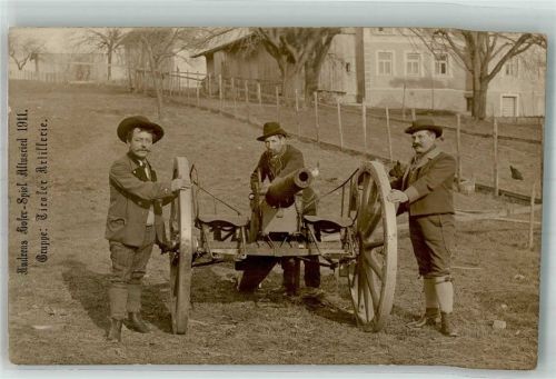 87452 W8966 Altusried 1911 Foto AK Andreas Hofer-Spiel 1911 Gruppe Tiroler Artillerie Drei Männer und eine Kanone