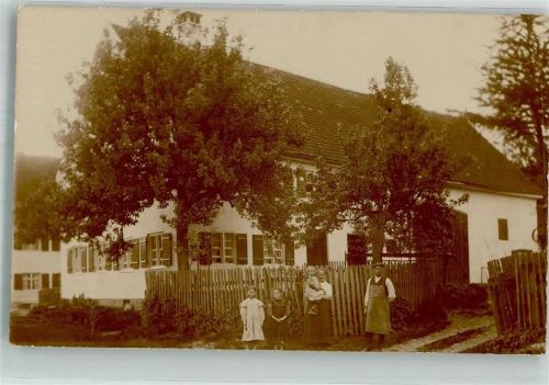 Pfuhl Familienaufnahme vor dem Bauernhaus