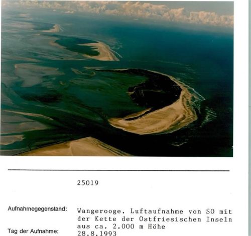 Wangerooge Luftaufnahme von SO mit der Kette der Ostfriesischen Inseln Foto montiert auf Karton