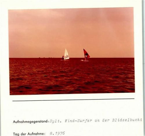 Surfer Wind-Surfer an der Blidselbucht Sylt Foto montiert auf Karton