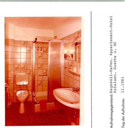 Dagebüll Appartement-Hotel Ketelsen Dusche und WC Foto montiert auf Karton