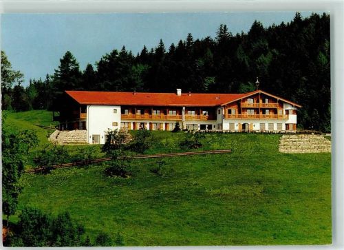 Piding Berg- und Sporthotel Neubichler Alm Rückseite mit Abschürfungen bzw Kleberesten
