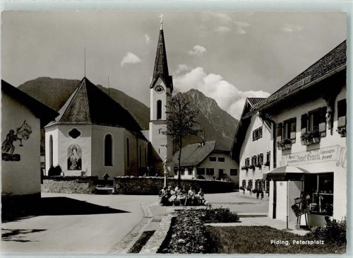 Piding Petersplatz mit Hochstaufen und Fuderheu