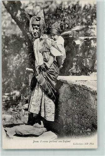 1906 Jeune Femme portant son Enfant AK
