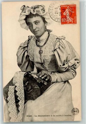 La Dentelliere a la coiffe a boules Tracht AK Spitze (Klöppeln) 1914