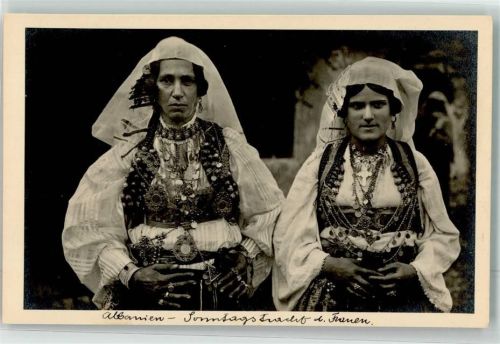 Sonntagstracht der Frauen