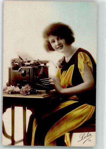 Frau Lola Nr.16 Schreibmaschine