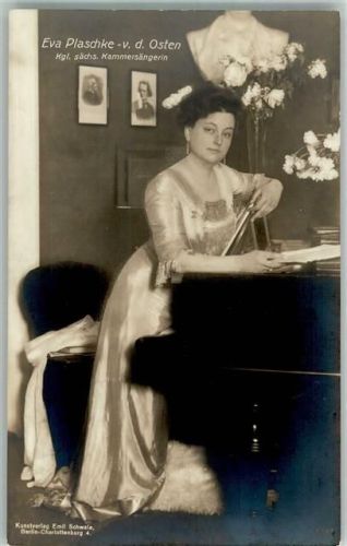 Eva Plaschke v.d. Ostern Kammersängerin am Klavier