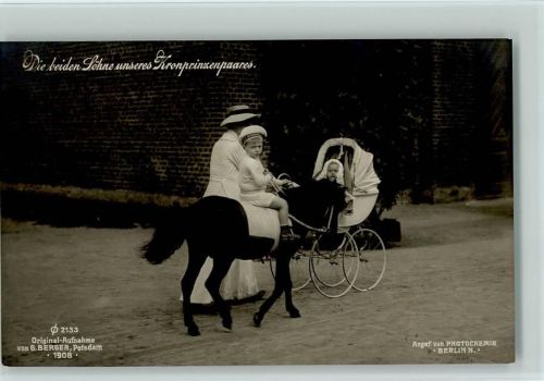 auf seinem Pony mit seinem Bruder im Kinderwagen, Nr. 2133 Photochemie