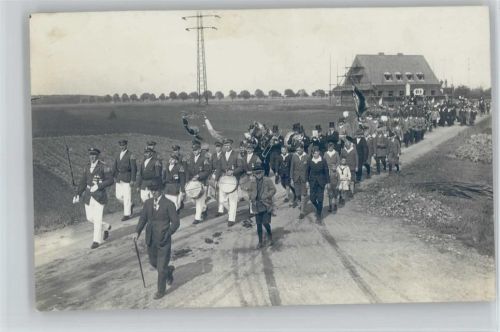 Musikkapelle dahinter die Dorfgemeinschaft, Foto AK
