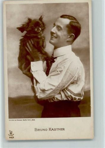 Bruno Kastner mit einem Pekinesen Foto 1908 AK Stummfilm Schauspieler Pekinese