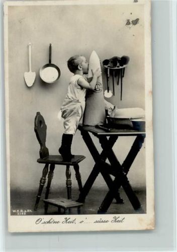 O schöne Zeit, süsse Zeit - Großer Zuckerkegel , Kind leckt daran Foto 1917 AK