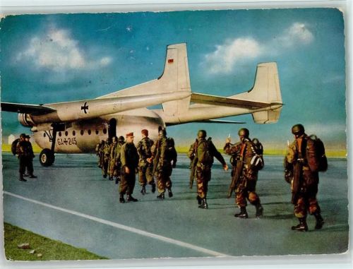 Jäger vor dem Einsatz , besteigen eines Flugzeuges 1962 AK