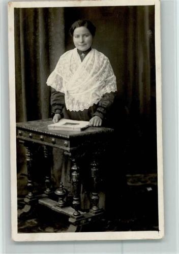 Privatfoto 1918 AK Interieur, Frau mit Spitzentuch und Buch AK
