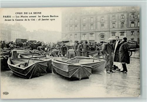 Paris La Crue de la Seine 1910 - Les Marins arment les Canots Berthon devant la Caserne de la Cite , gute Erhaltung AK