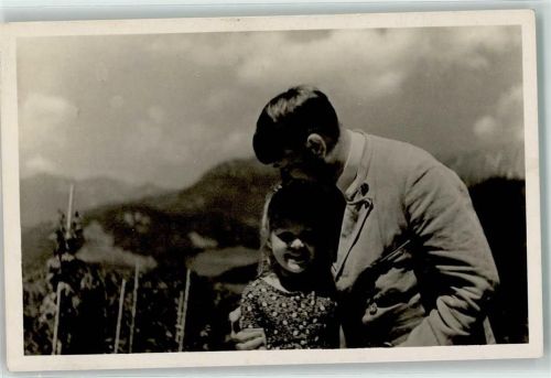 Der Fürhrer mit der Jugend Photo Hoffmann Nr 331