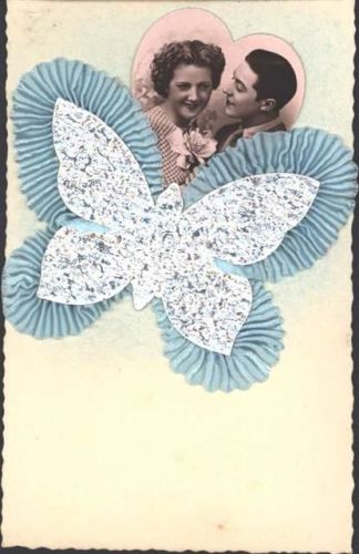AK mit Stoffapplikation Schmetterling und Fotoapplikation Liebespaar