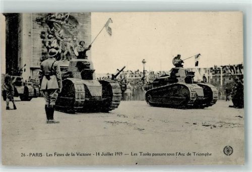Paris Les Fetes de la Victoire 1919 Les Tanks Panzer WK I passant Arc de Triomphe