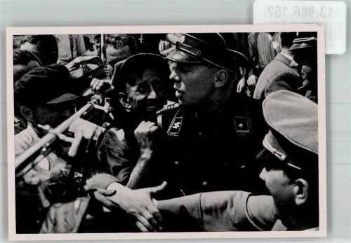Soldat versucht den Führer vor begeiseterten Menschen zu schützen Sammelwerk Nr. 15 Adolf Hitler Bild Nr. 23 SS KEINE AK