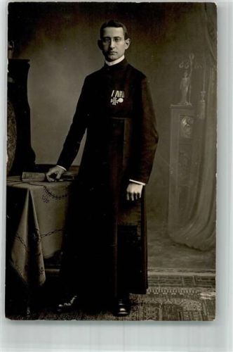 1918 Pater Passtor trägt Eisernes Kreuz