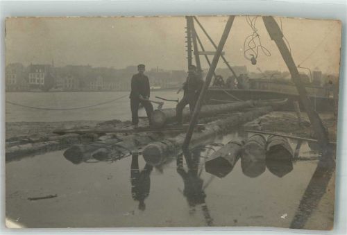 Holzstämme und Flößer