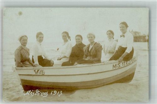 18276 O2601 Mistorf 1913 Privatfoto AK Pommersche Bucht Gruppenfoto Frauen im Boot Willy 1913