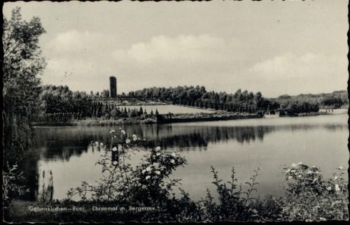 um 1956 Gelsenkirchen-Bür, Nordrhein-Westfalen: Landschaftspanorama, Blick auf das Ehrenmal (monument, cenotaph) mit Bergersee, Foto-Ak Nr. Bur 049 56/1,Ferd. Kaschewitz
