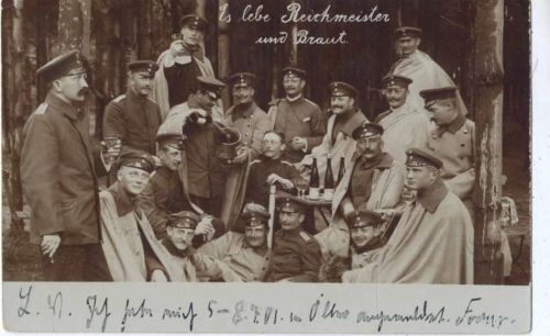 1901 Feiernde Soldatengruppe, Militär, Uniform, Weinflaschen