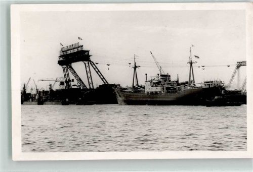 W2000 Hamburg Frachter vor Krananlagen der Stülckenwerft Ort lt. Fotograf Werft Foto AK