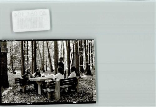 Greding Rastplatz im Wald pausierende Spaziergänger