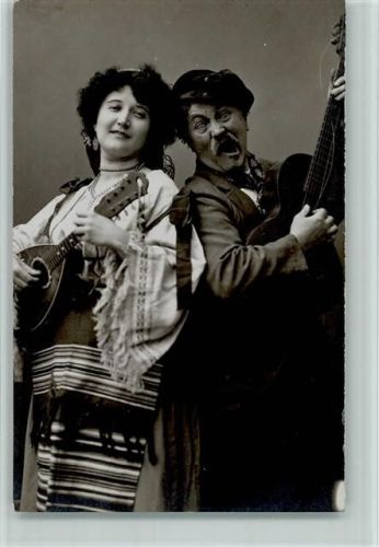 Folklorepaar mit Gitarre und Mandoline
