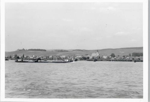 Winkel Fluss Schiff Haus Feld