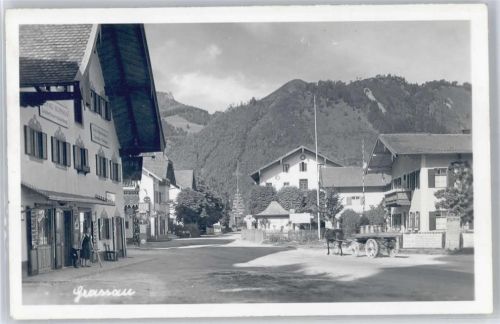 Grassau Handlung, Dorfstraße