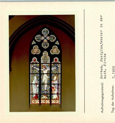 26757 W2972 Borkum FOTO KEINE AK Buntglasfenster in der Kath. Kirche Foto montiert auf Karton