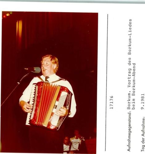 Borkum Vortrag des Borkum-Liedes beim Borkum-Abend Ziehharmonika Foto montiert auf Karton