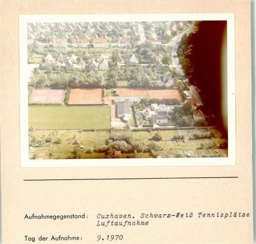 Cuxhaven Luftaufnahme Schwarz-Weiß Tennisplätze Foto montiert auf Karton