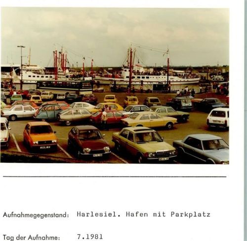 Harlesiel Hafen mit Parkplatz Foto montiert auf Karton