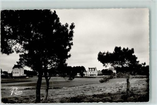 Combrit Sainte Marine L´Hotel Jeanne d´Arc vu a travers les Pins