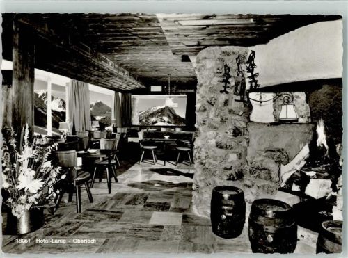 Oberjoch Hotel Lanig Gastraum Bierfässer Offener Kamin