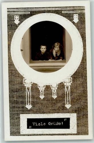 Mutter und Kind schauen aus dem Fenster AK