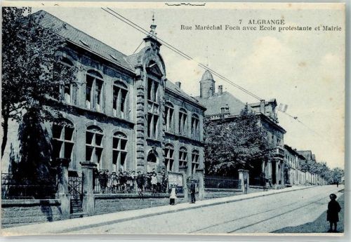 Algrange Rue Marechal Foch avec Ecole protestante et Mairie