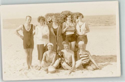Ahlbeck Gruppenfoto Strand Bademoden Hund