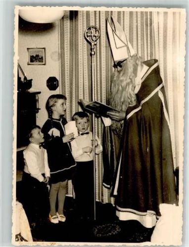 Mitra + Stab Kinder schauen auf das Buch Nikolaus 1955 Privatfoto AK