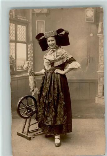 1921 Trachten - Frau mit einem Spinnrad, Foto AK