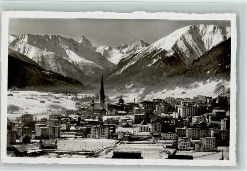 Davos Platz mit Eisbahn gegen Tinzenhorn und Piz Michel